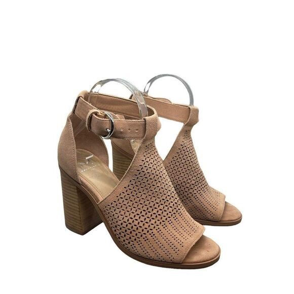 Marc Fisher‎ Woman's Vixen Suede Sandal Nude Size 7 - Picture 1 of 10